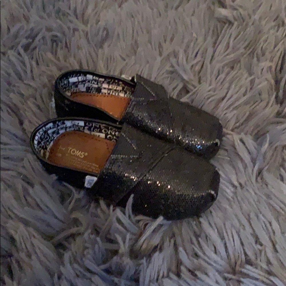 TOMS - Picture 2 of 3